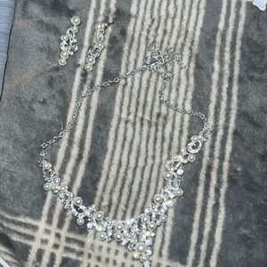 Silver diamond and pearl necklace and earrings (Fake)